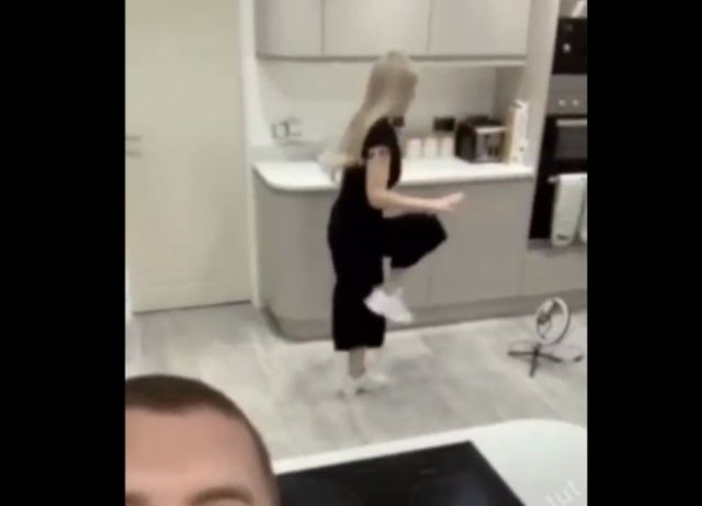 Парень снял, как его девушка учится танцевать