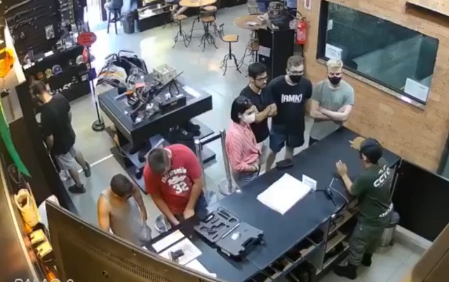 Фэйл с пистолетом в оружейном магазине