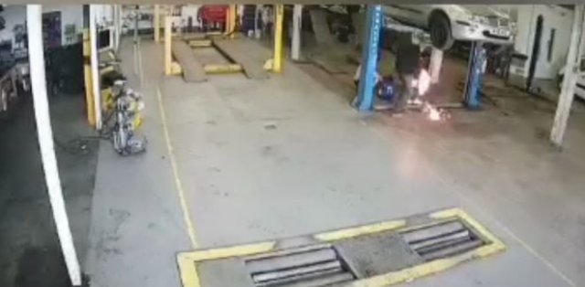 Сотрудник автосервиса умудрился сжечь машину клиента