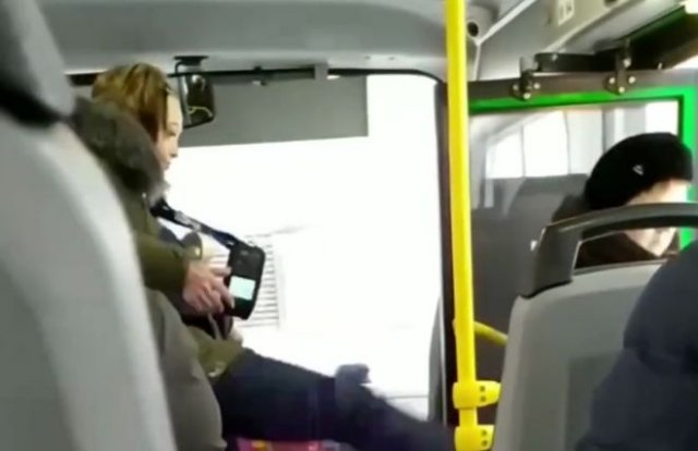 Девушка-кондуктор вытолкала пассажирку из автобуса после отказа надевать маску