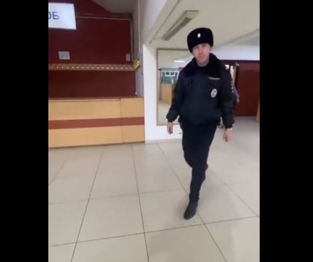 Полицейский без маски решил убежать от гражданина с камерой