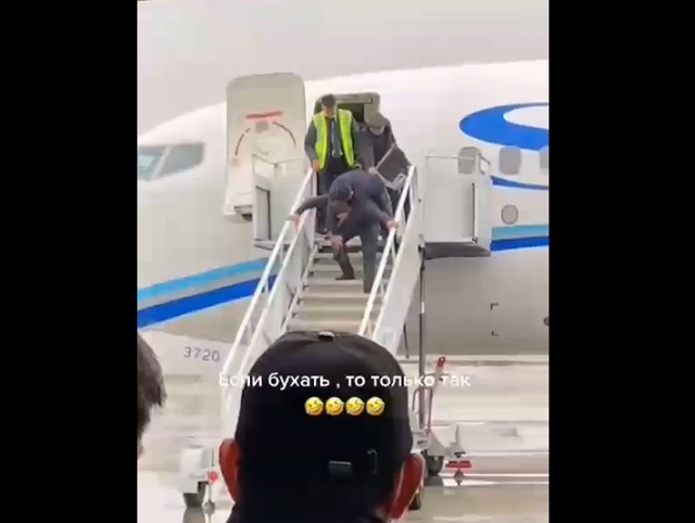 Пассажир самолета сильно устал во время полета