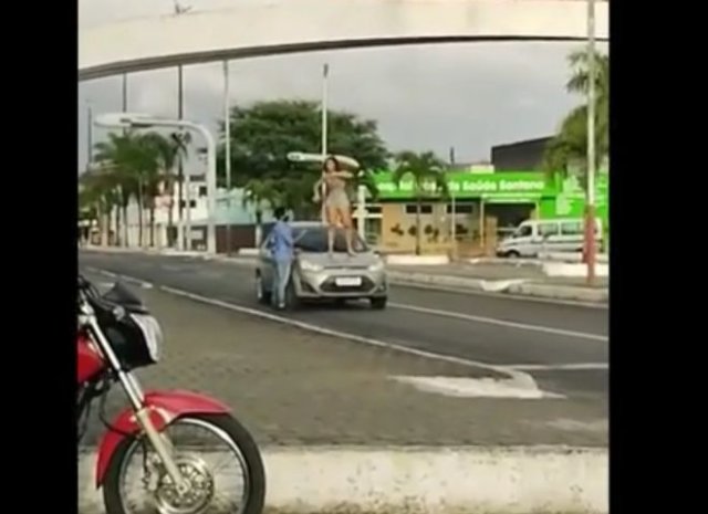 Неадекватная девушка развлекается на дорожном перекрестке