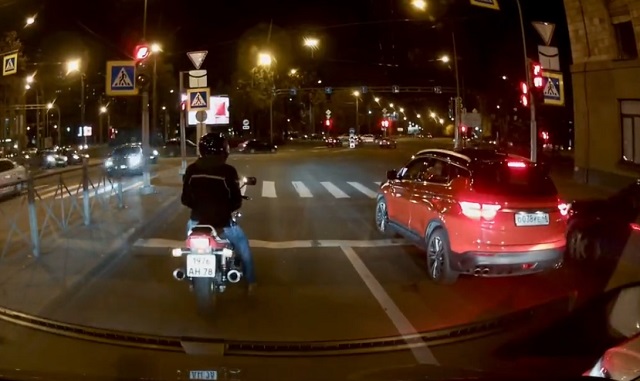 Питерский мотоциклист объяснил курскому водителя, что не стоит мусорить на дороге