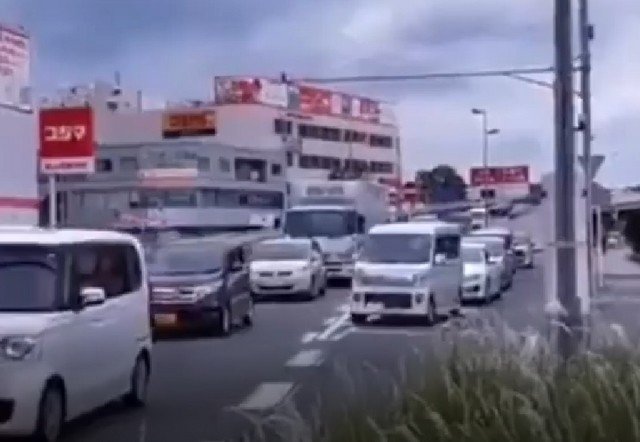 Как японские водители пропускают своих коллег