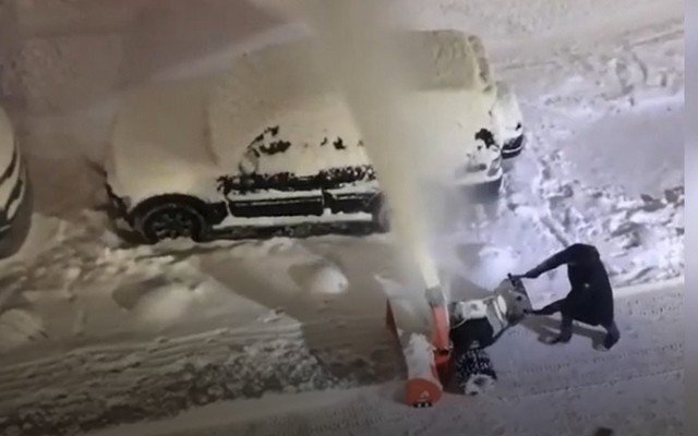 Уборка снега с тротуаров на припаркованные автомобили