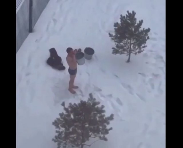 Житель Барнаула закаляется в мороз с помощью двух ведер холодной воды