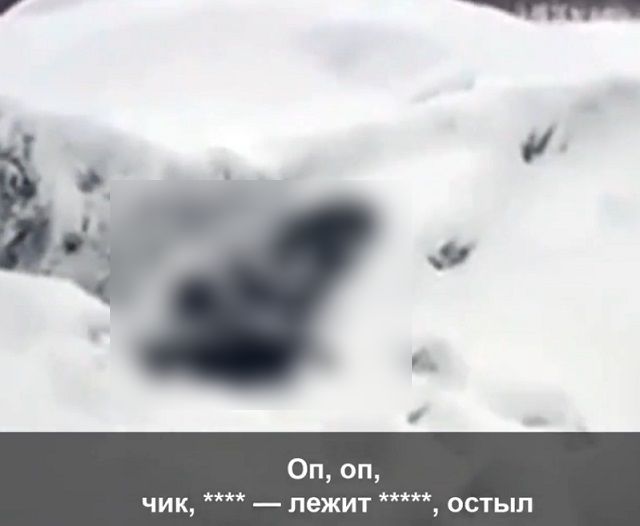 Автор ролика решил, что бездомный мужчина замерз в снегу