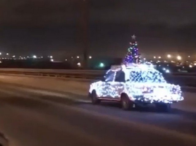 Новогодняя елка на колесах в Санкт-Петербурге