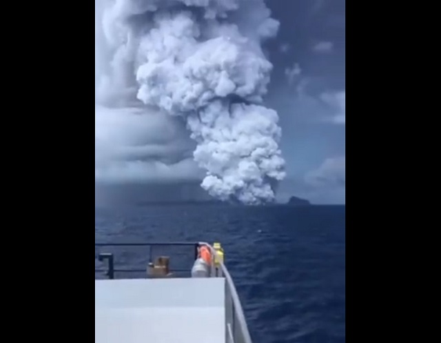 Эффектное извержение подводного вулкана в Полинезии