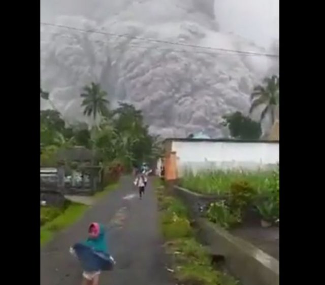 Извержение вулкана Семеру в Индонезии
