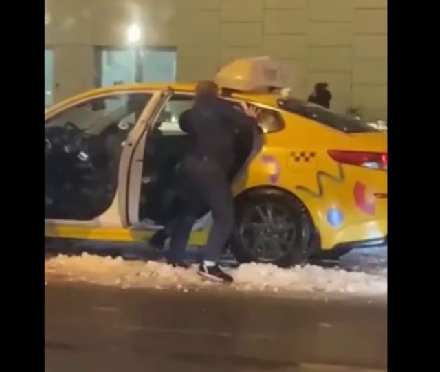 Таксист прогнал пассажирку, которая зачем-то начала пинать его машину