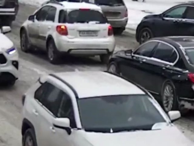 Девушка-водитель из Киева умудрилась дважды протаранить чужой автомобиль