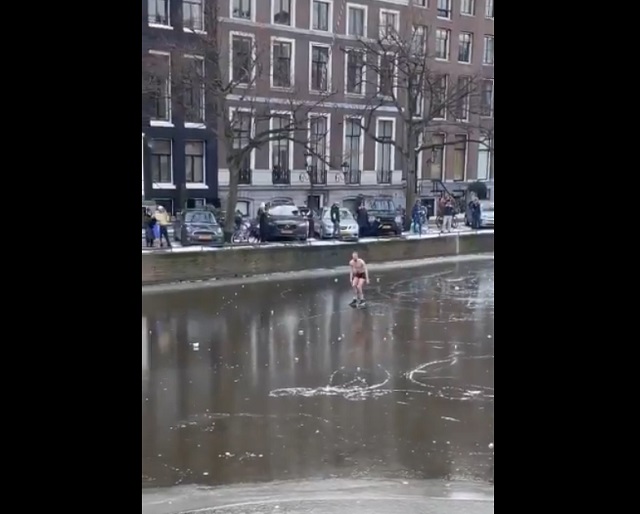 Парень из Амстердама провалился под лед во время катания на коньках