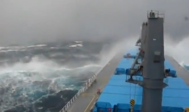 Вид из корабля во время сильного шторма в Тихом океане