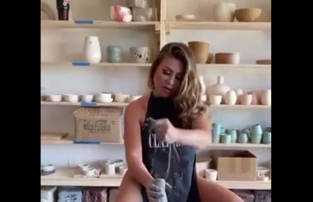 Девушки демонстрирует свои навыки в гончарном деле