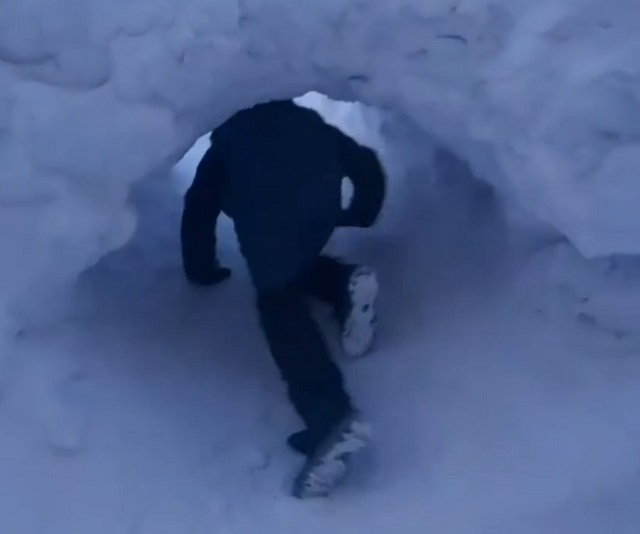 Дорога в школу через снежный тоннель в Норильске