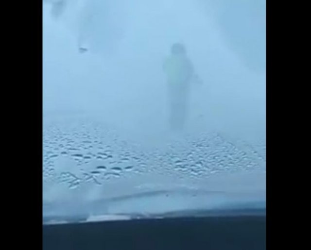 Полицейский из Костаная несколько километров показывал дорогу машинам в сильную метель