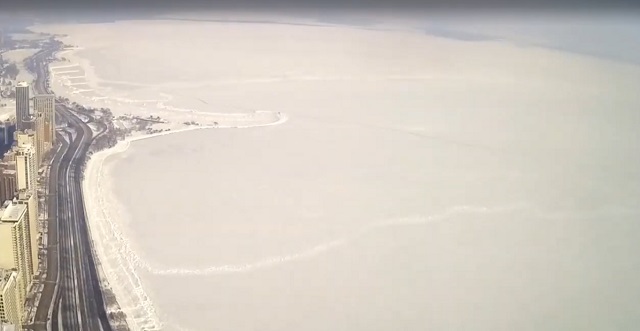 Огромная льдина откалывается от берега и уплывает в озеро Мичиган