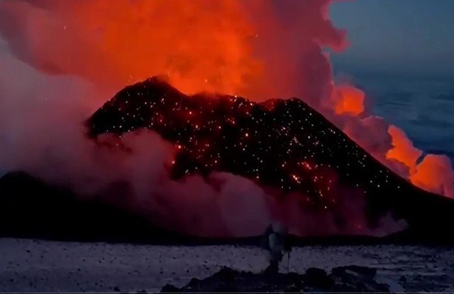 Извержение вулкана Ключевская сопка на Камчатке