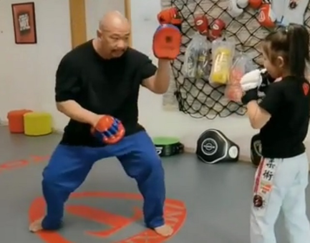 Тренировка юного мастера боевых искусств