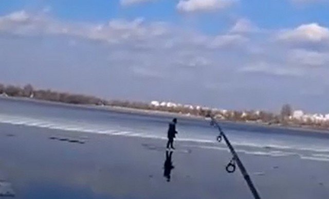Рыбаки вытащили ребенка, который каким-то образом оказался на льдине