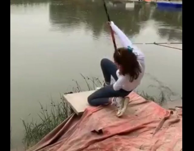 Девушка смогла поймать очень крупную рыбу