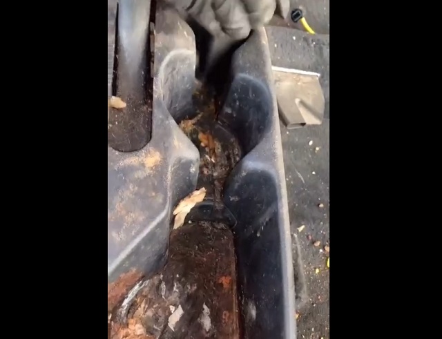 Процесс очистки невероятно грязной машины
