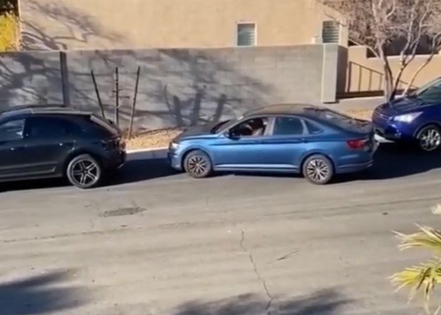 Одна девушка помогает другой припарковаться на обочине