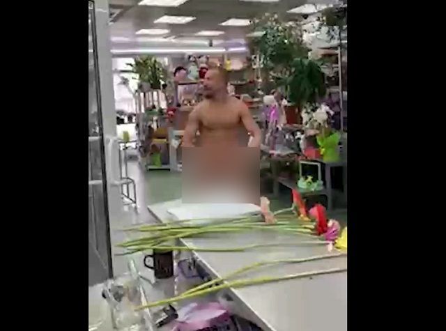 Неадекватный голый мужик из Владивостока устроил шоу в цветочном магазине