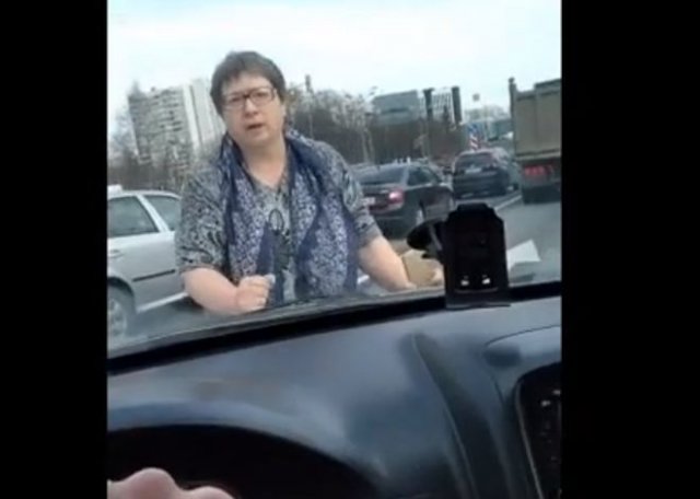 Неадекватная женщина пристает к водителю и утверждает, что ее задавили