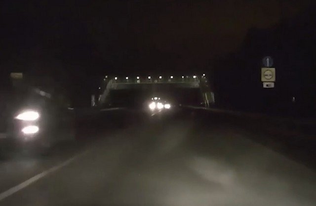 Возле Екатеринбурга грузовик снес пешеходный мост и спокойно поехал дальше