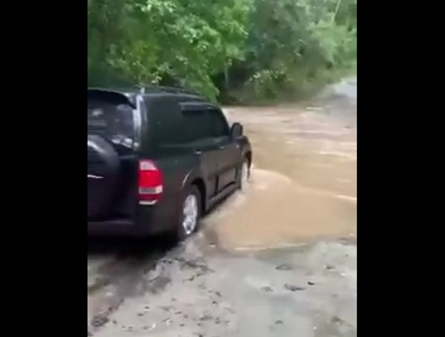 Неудачная попытка переправиться через реку на машине