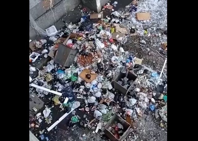 Как выбрасывают мусор в одном из домов Красноярска