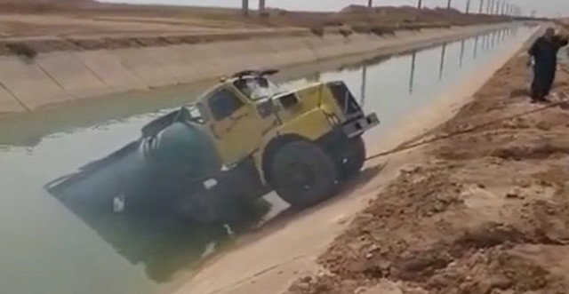 Неудачная попытка вытащить грузовик из воды