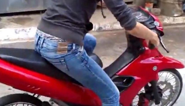 Девушка осваивает азы управления скутером