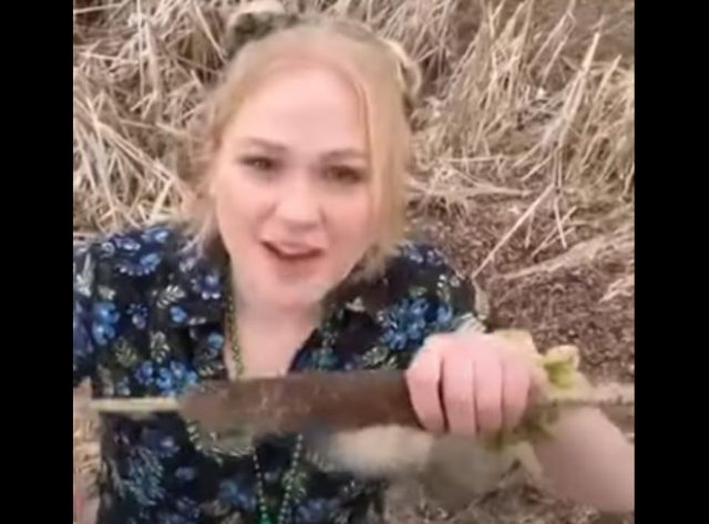 Девушка нашла корн-дог в естественной среде обитания