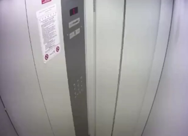 Два неадеквата решили выяснить отношения с лифтом