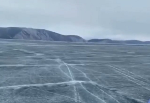 Необычное явление на поверхности замерзшего озера Байкал
