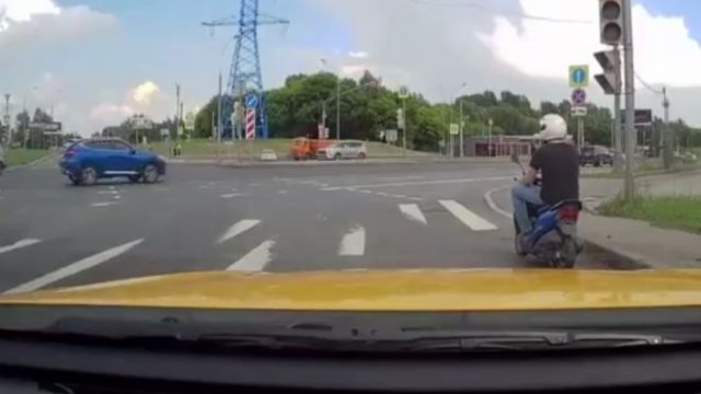 Авария с участием электрического скутера и парня на моноколесе