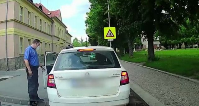 В Чехии женщина умудрилась забыть сковородку с едой на крыше своей машины
