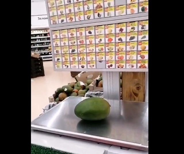 Эксперимент со взвешиванием манго на пяти разных весах магазина