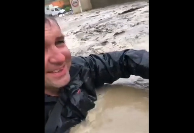 Позитивный житель Ялты ведет репортаж о потопе в городе