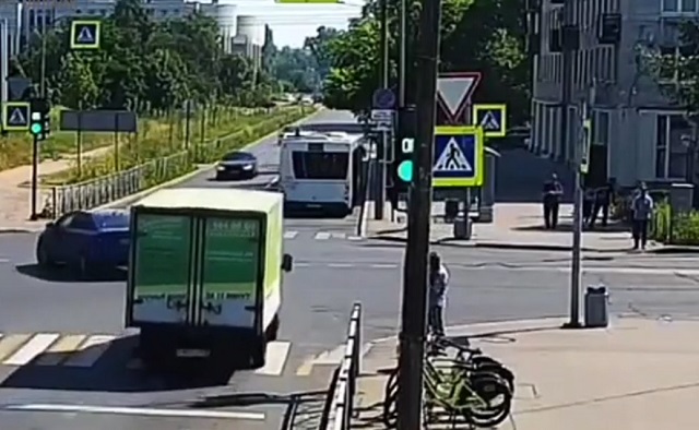 В Санкт-Петербурге водитель ГАЗели потерял кузов после ДТП с автобусом