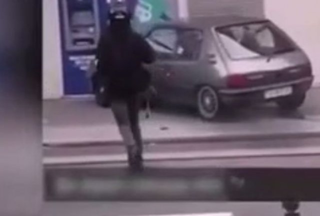 Во Франции грабители пытались попасть в банк с помощью автомобиля