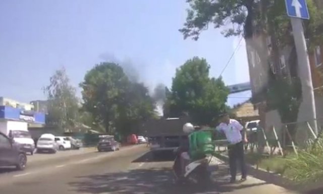 Конфликт курьера на скутере и сотрудника ГИБДД в Краснодаре