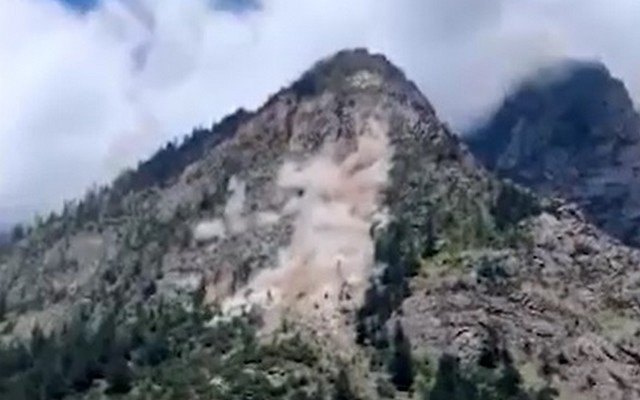 Лавина из камней в индийской части Гималаев