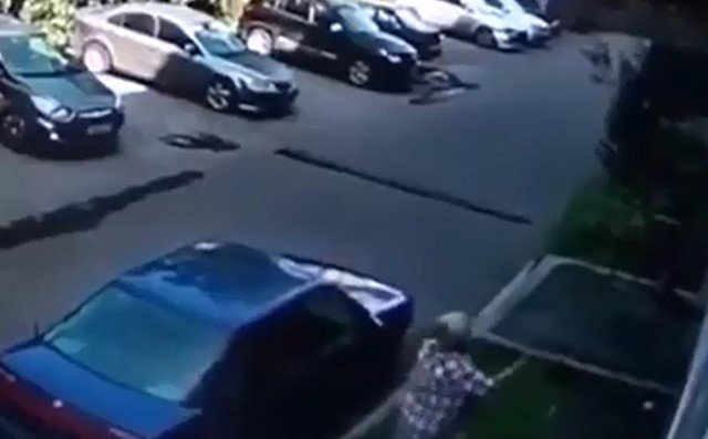 В Новокузнецке женщина поймала ребенка, который выпал из окна