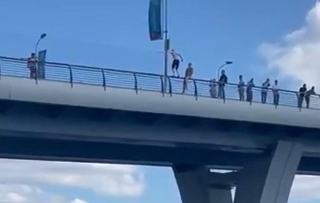 Неудачный прыжок с 17-метрового Яхтенного моста в Санкт-Петербурге