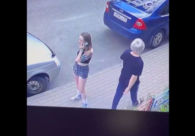 Девушка жестко наказала извращенца с камерой